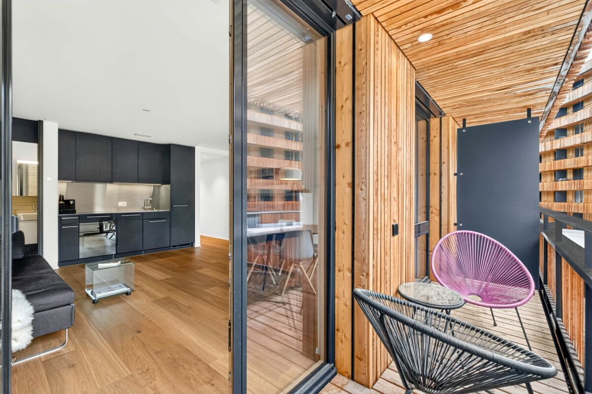 Offener Wohnbereich mit Balkon
