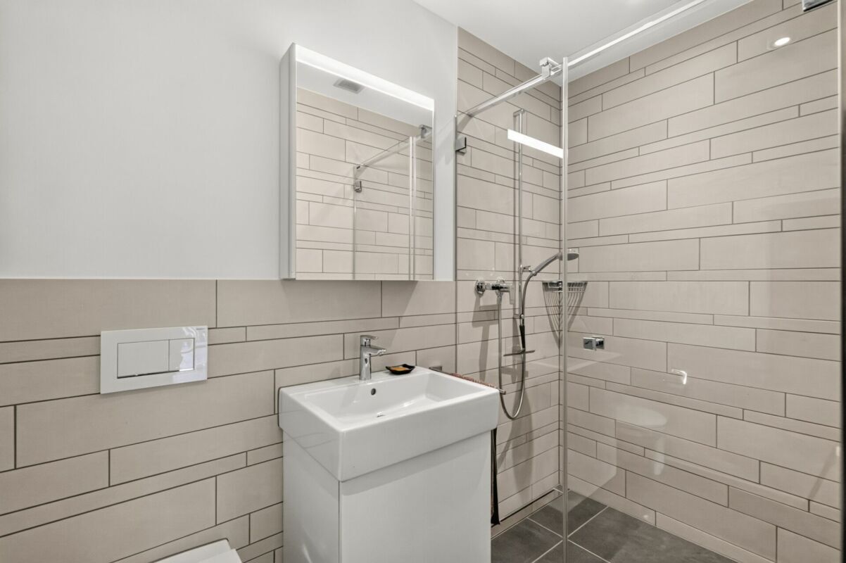 Modernes Badezimmer mit begehbarer Dusche