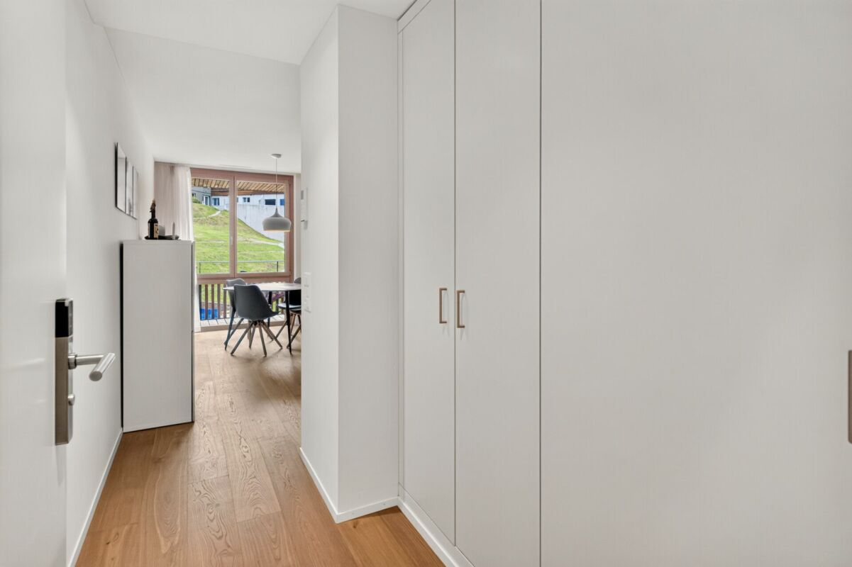 Heller Flur mit Blick in den Essbereich