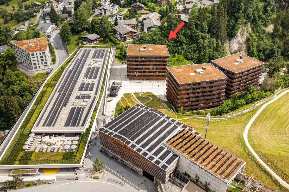 Luftaufnahme einer modernen Alpenanlage mit begrünten Dächern