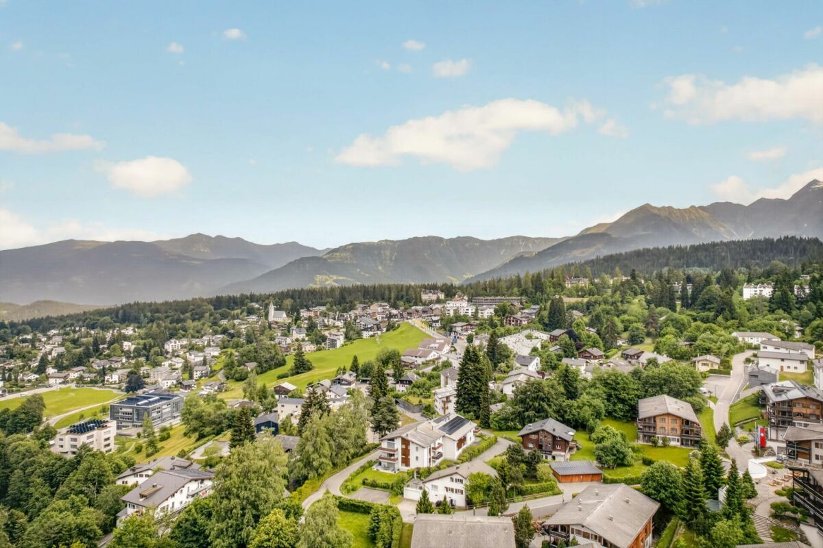 Bergpanorama über eine alpine Ortschaft