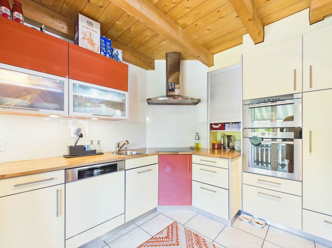 Moderne Einbauküche mit Holzdecke