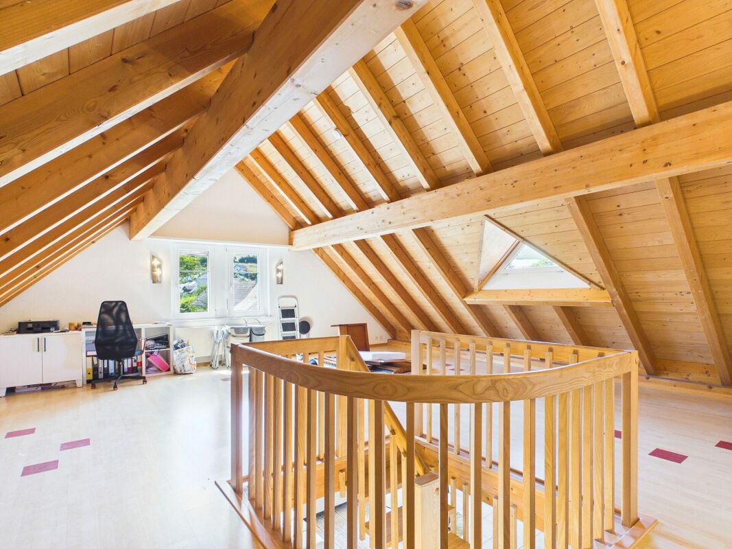 Ausgebauter Dachboden mit Holztragwerk
