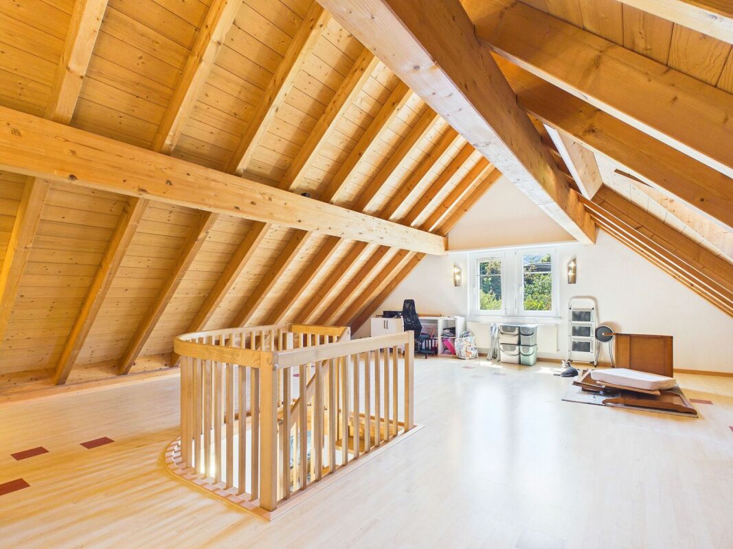 Ausgebauter Dachboden mit sichtbaren Holzbalken