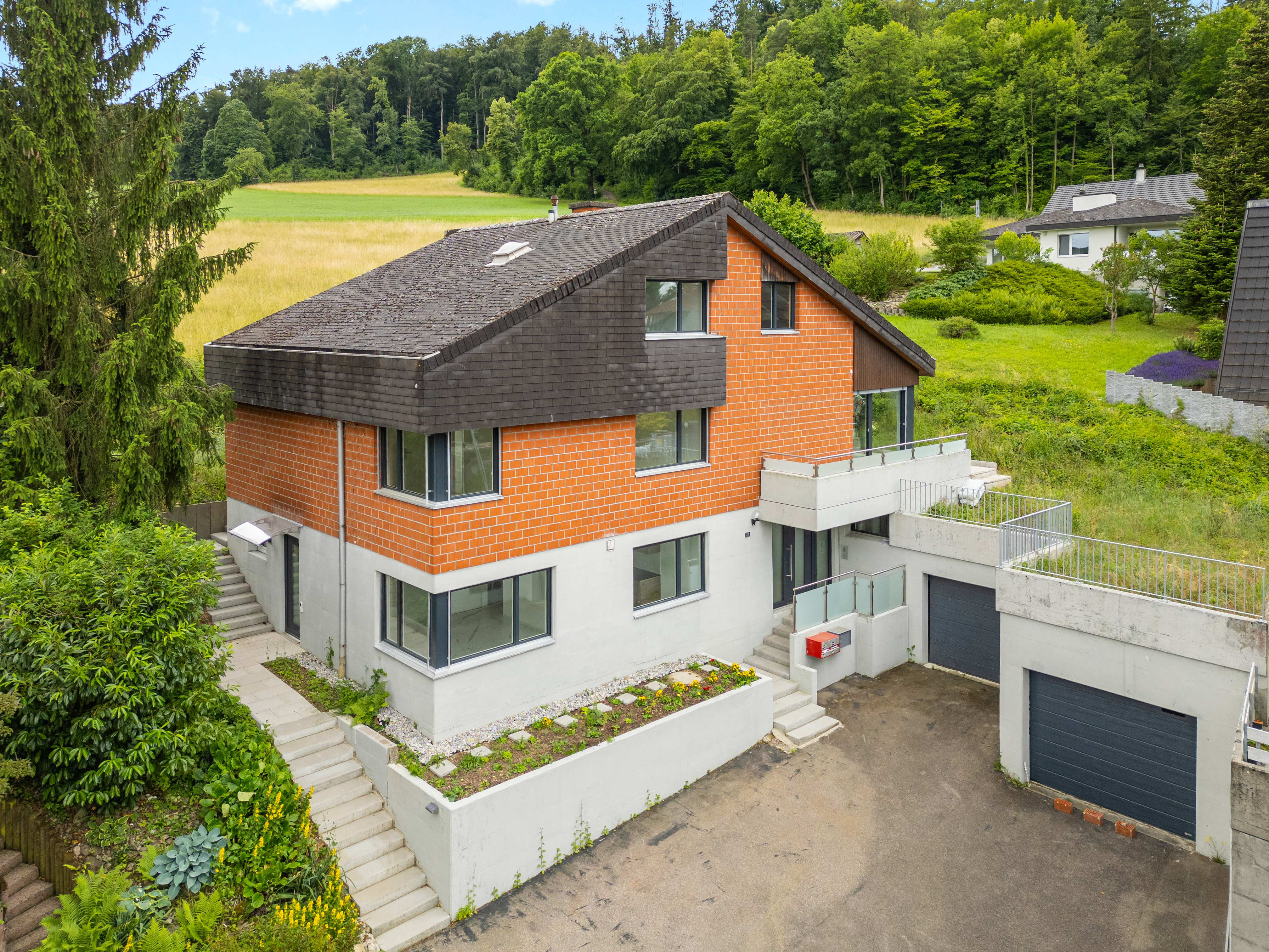 Modernes Einfamilienhaus in Hanglage