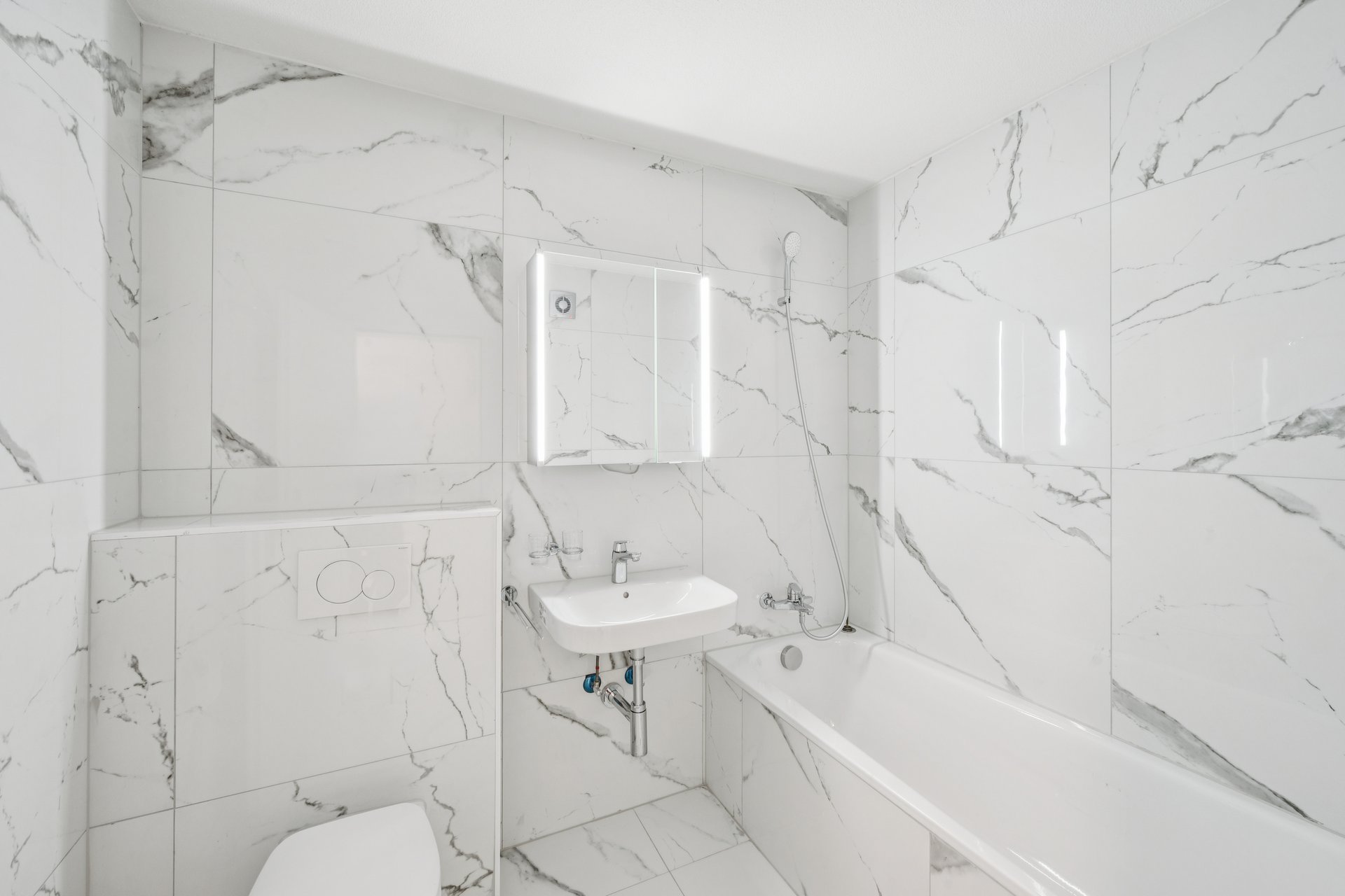 Modernes Badezimmer mit Marmoroptik