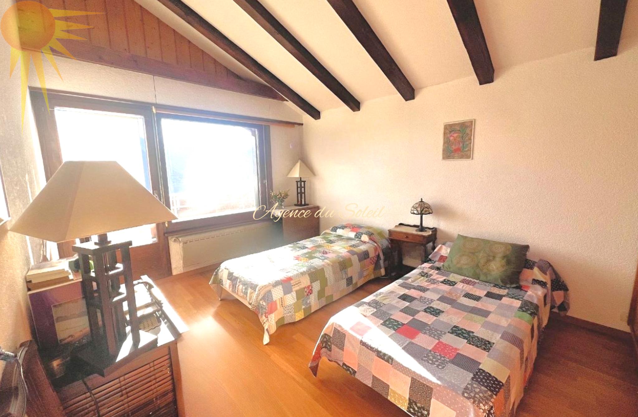 Schlafzimmer mit zwei Einzelbetten