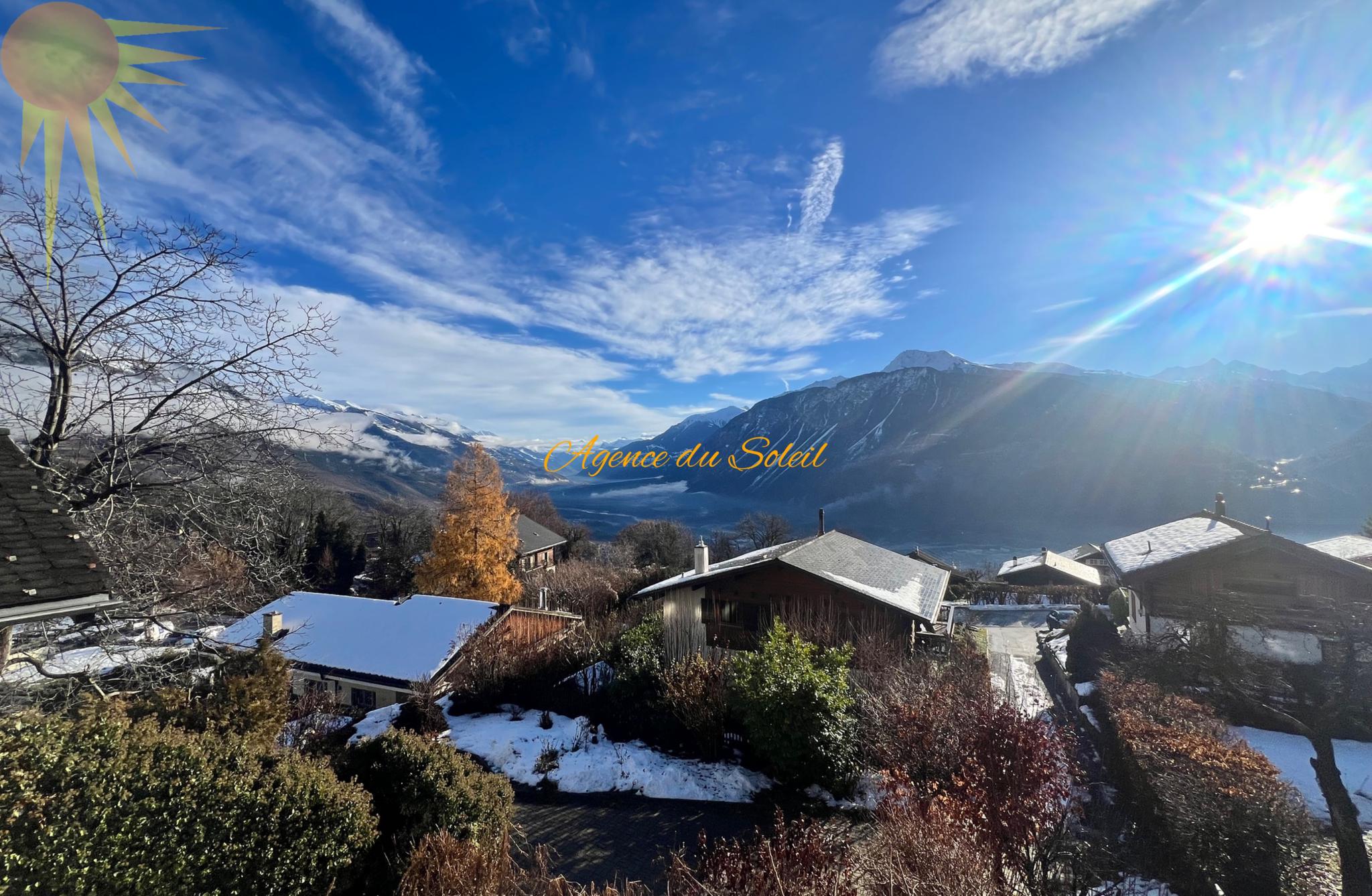 Bergpanorama mit verschneiten Dächern
