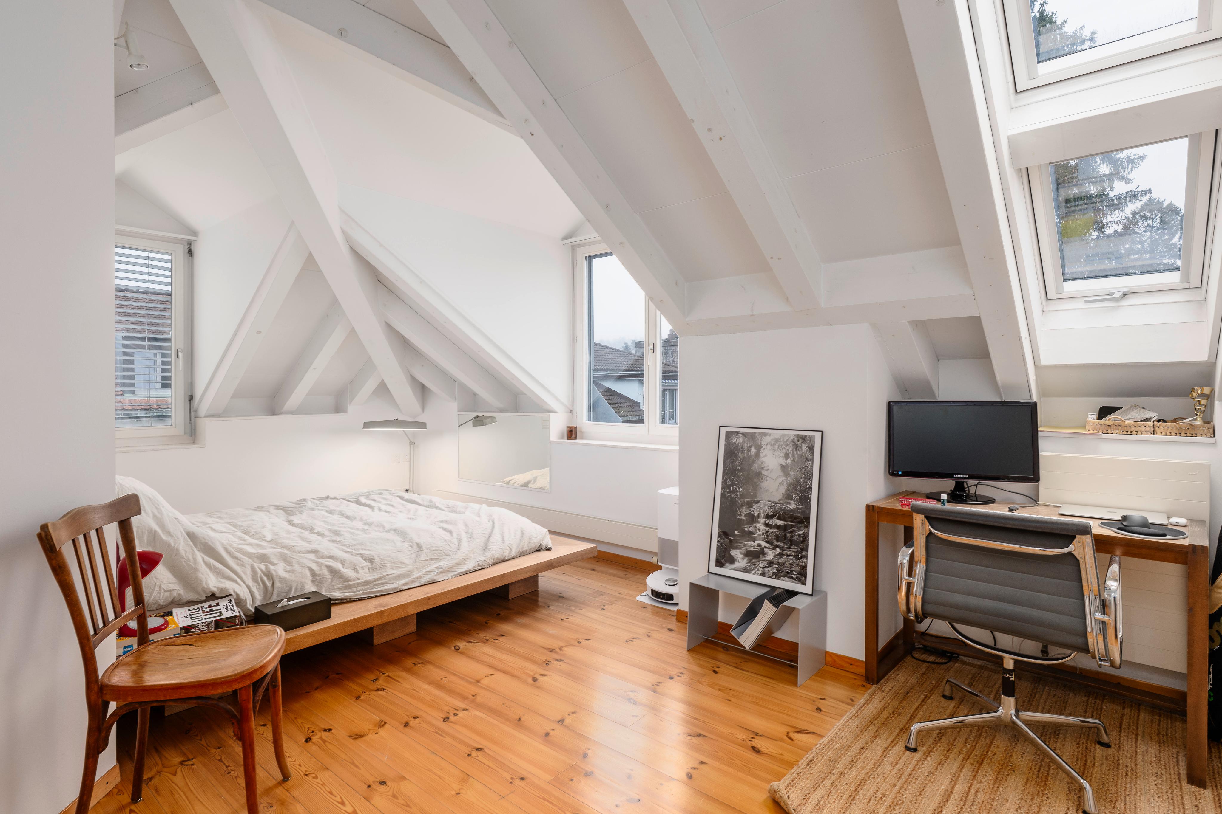 Helles Dachgeschoss-Schlafzimmer mit Arbeitsbereich