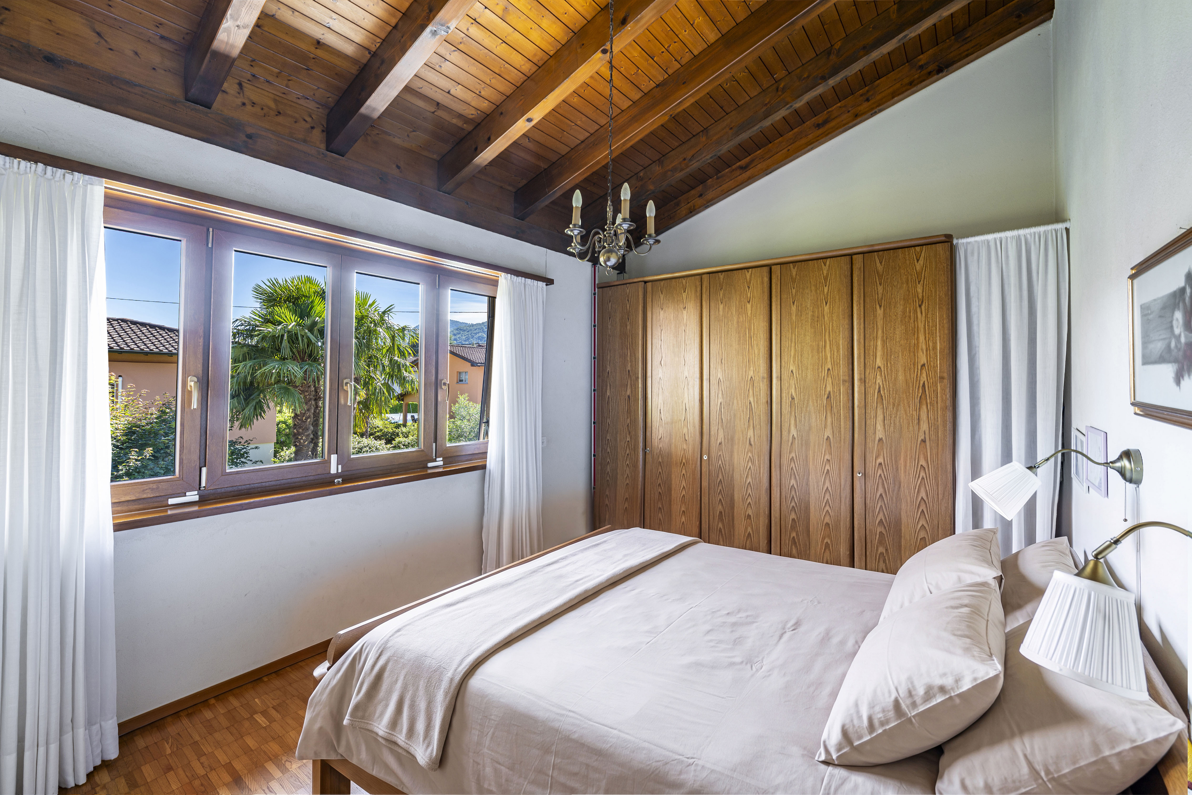 Schlafzimmer mit Holzdecke