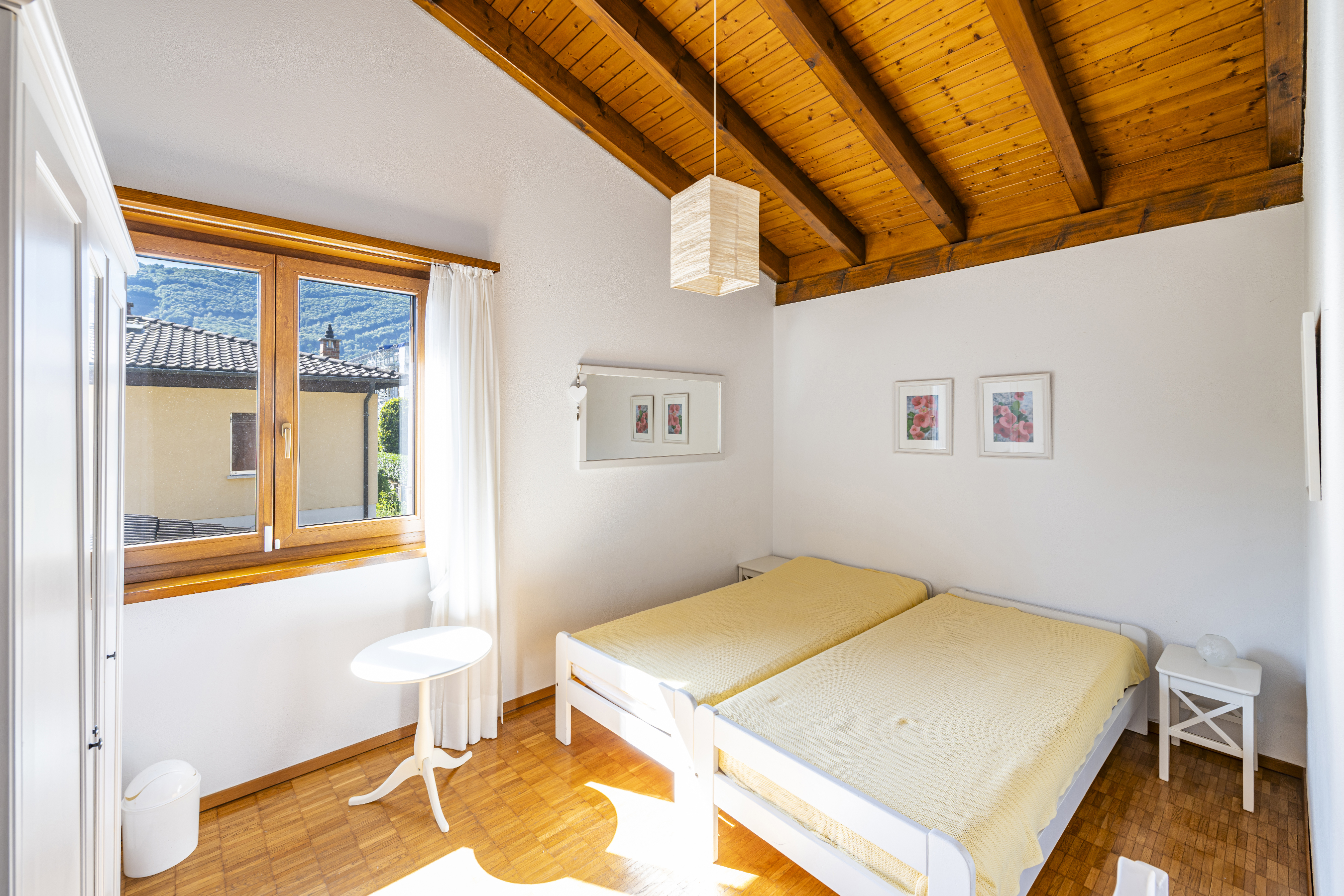 Helles Schlafzimmer mit Holzdecke