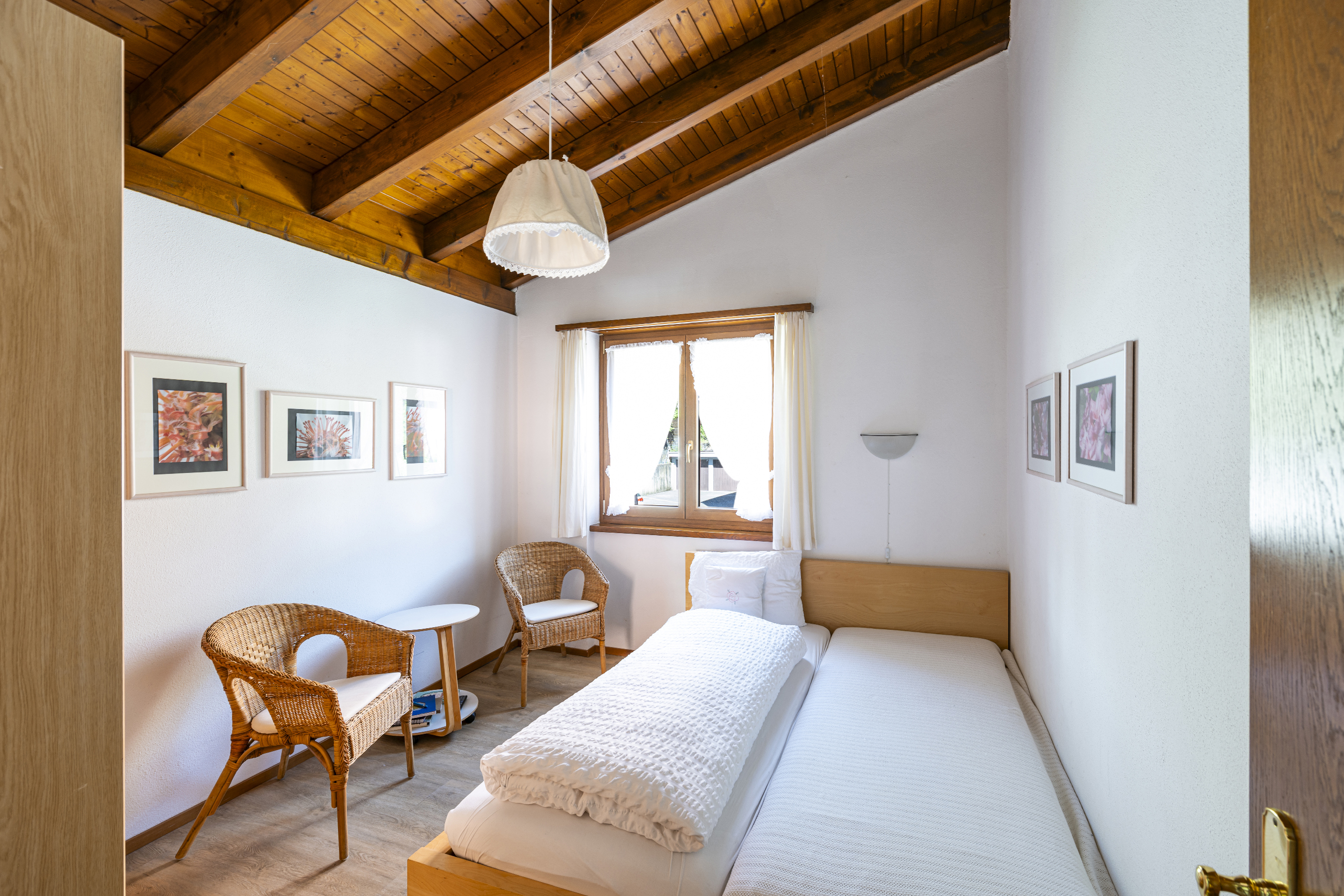 Gemütliches Schlafzimmer mit Holzbalkendecke
