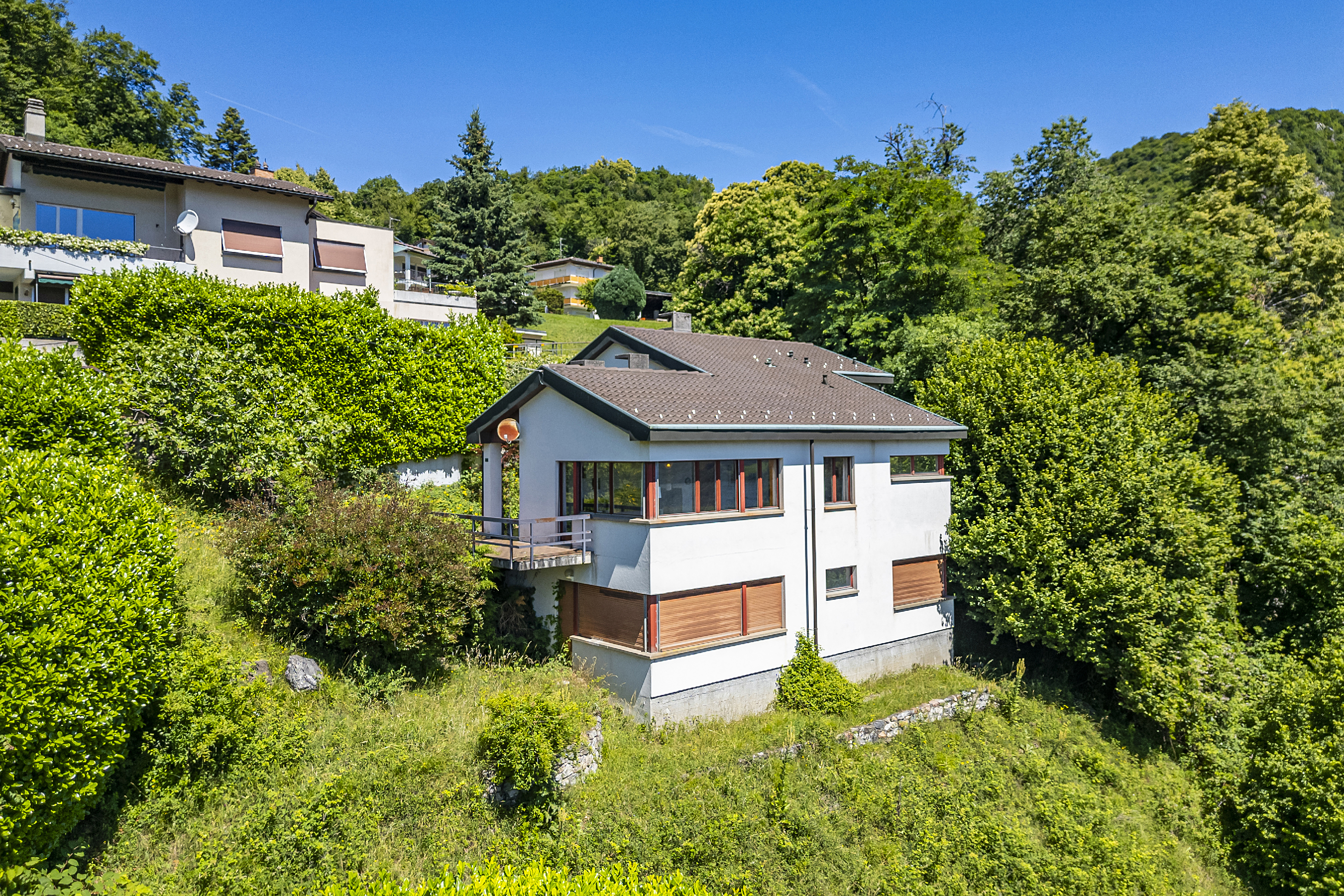 Wohnhaus in grüner Hanglage