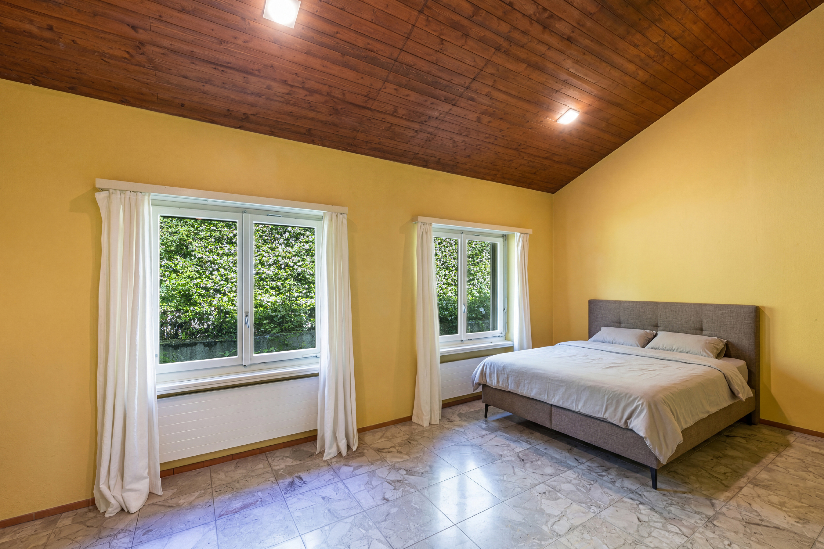 Helles Schlafzimmer mit Holzbalkendecke