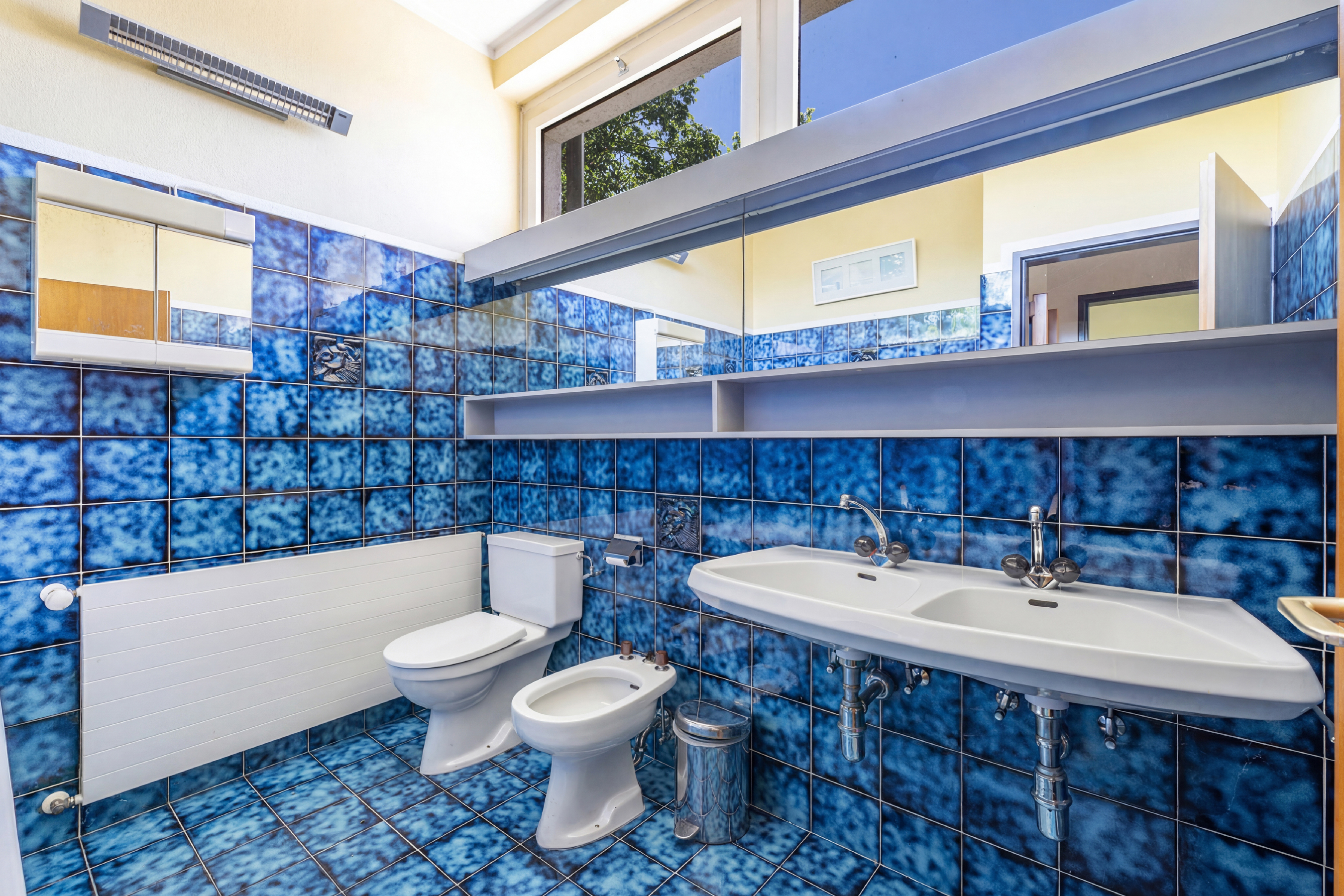 Badezimmer mit blauen Fliesen
