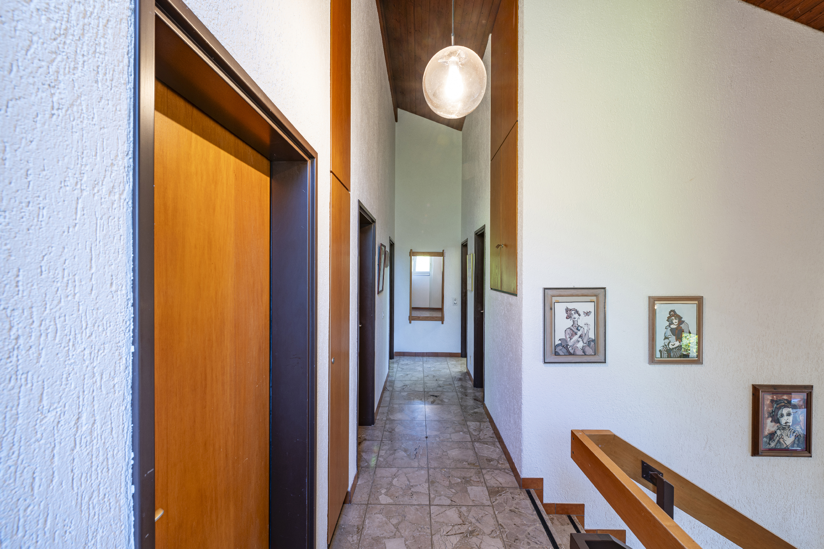 Flur mit Treppe und Holzverkleidung