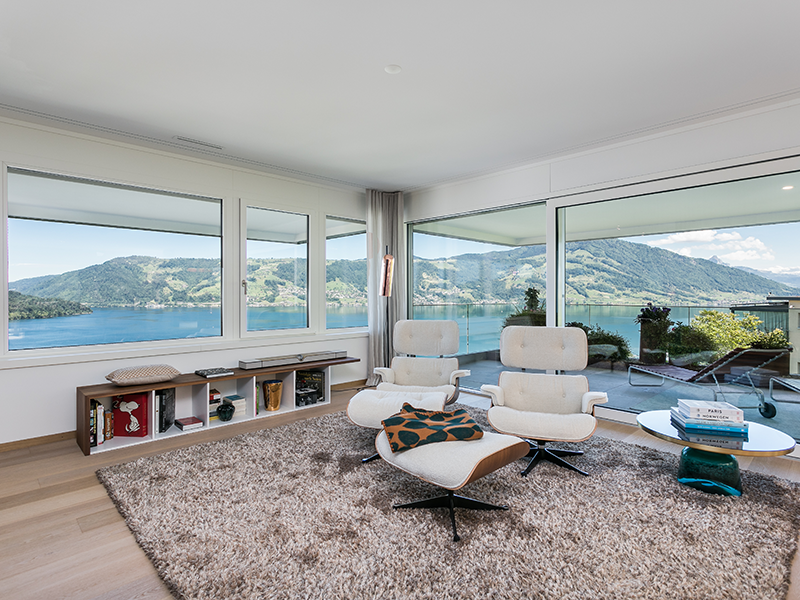 Modernes Wohnzimmer mit Panoramablick auf den See