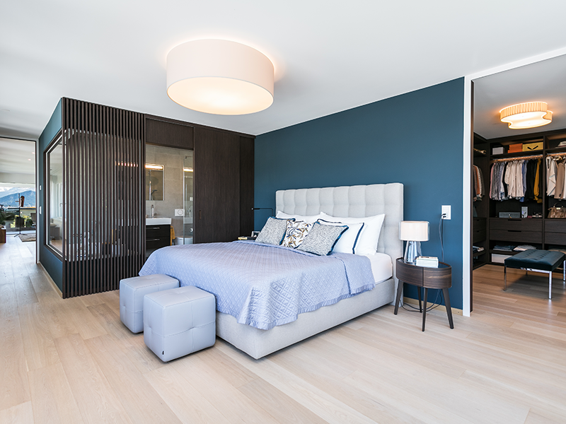 Modernes Schlafzimmer mit Ankleidebereich