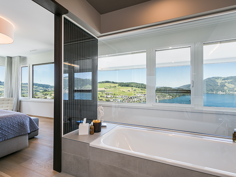 Luxuriöses Badezimmer mit Panoramablick