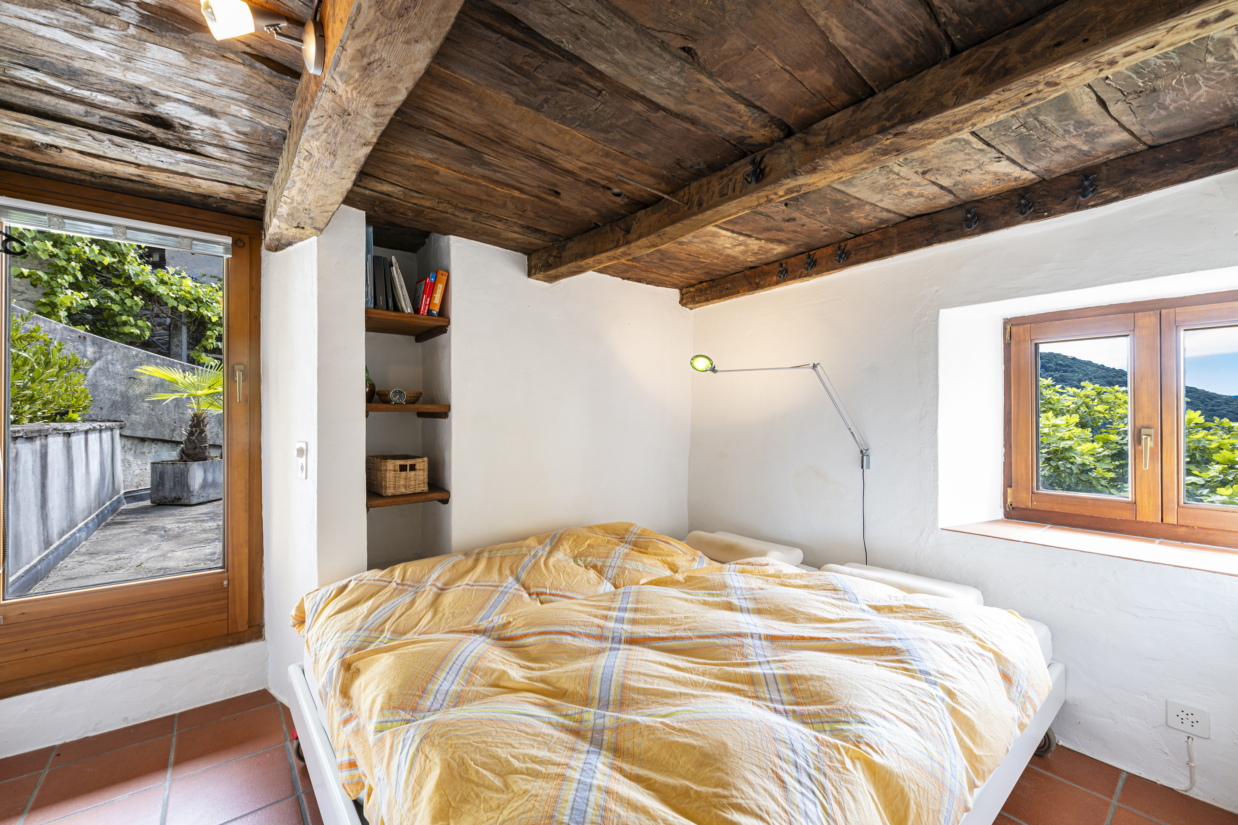 Rustikales Schlafzimmer mit Holzbalkendecke