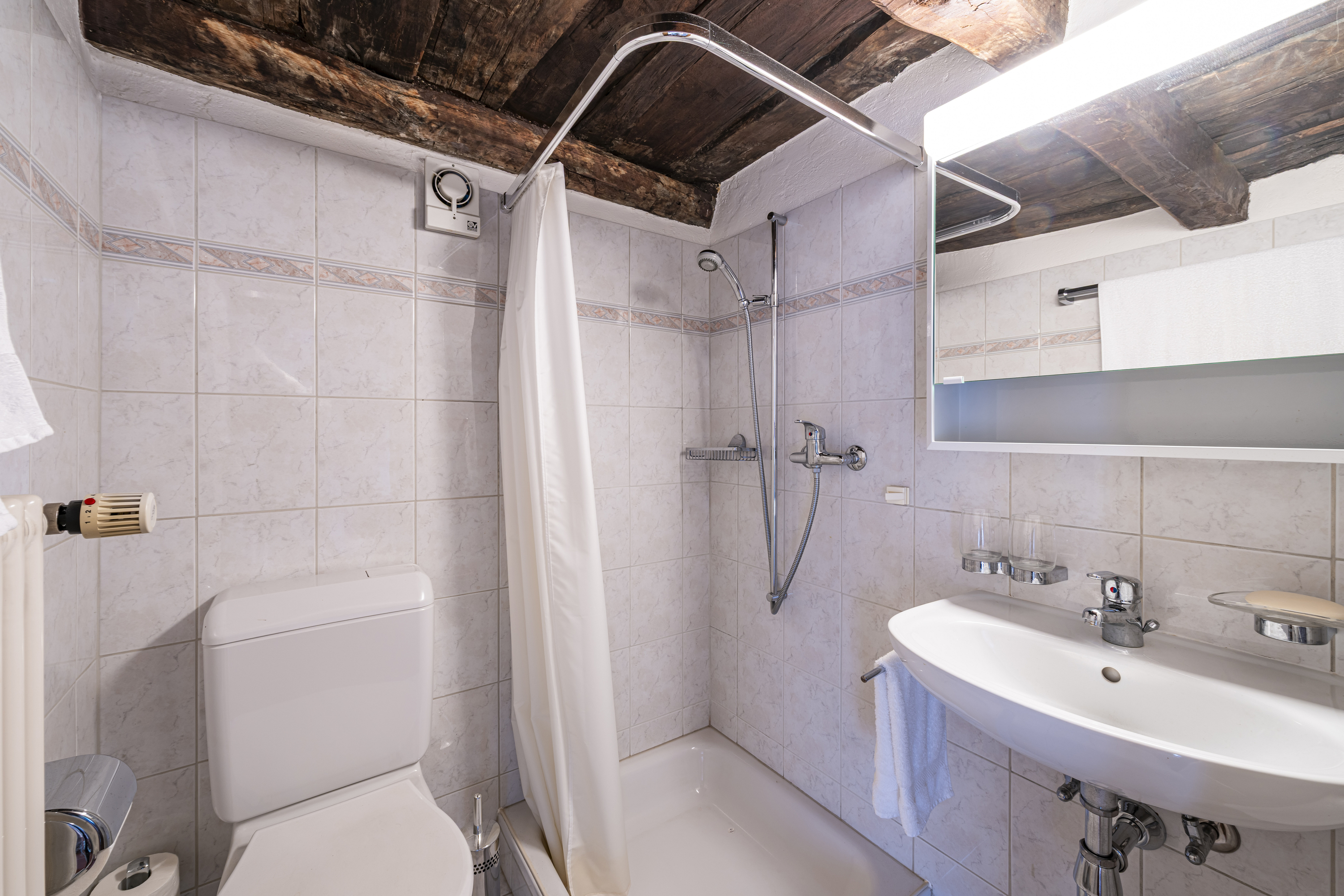 Kleines Badezimmer mit Badewanne und WC