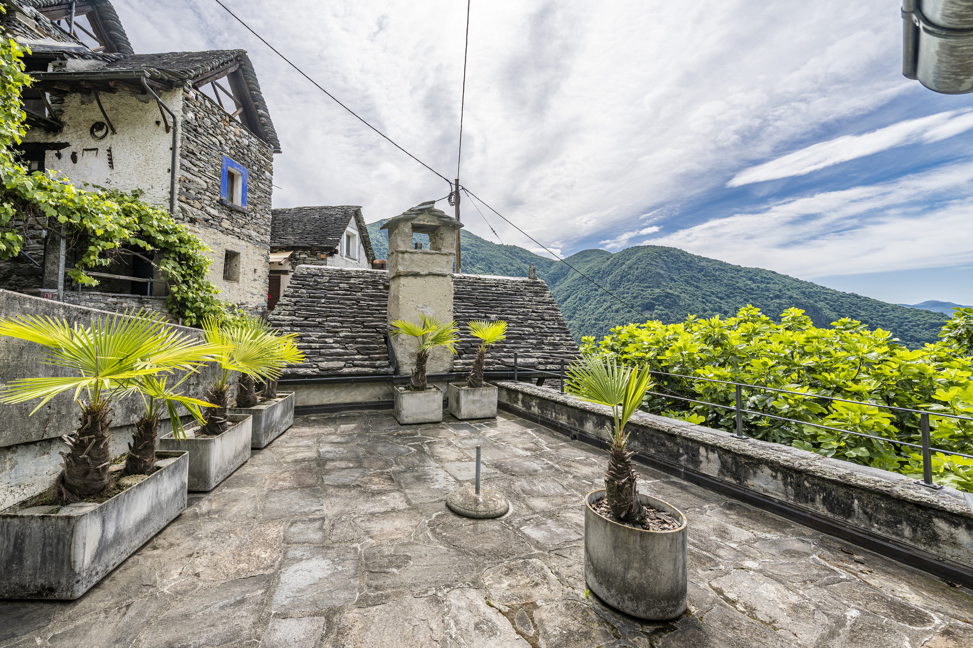 Steinterrasse mit Bergblick