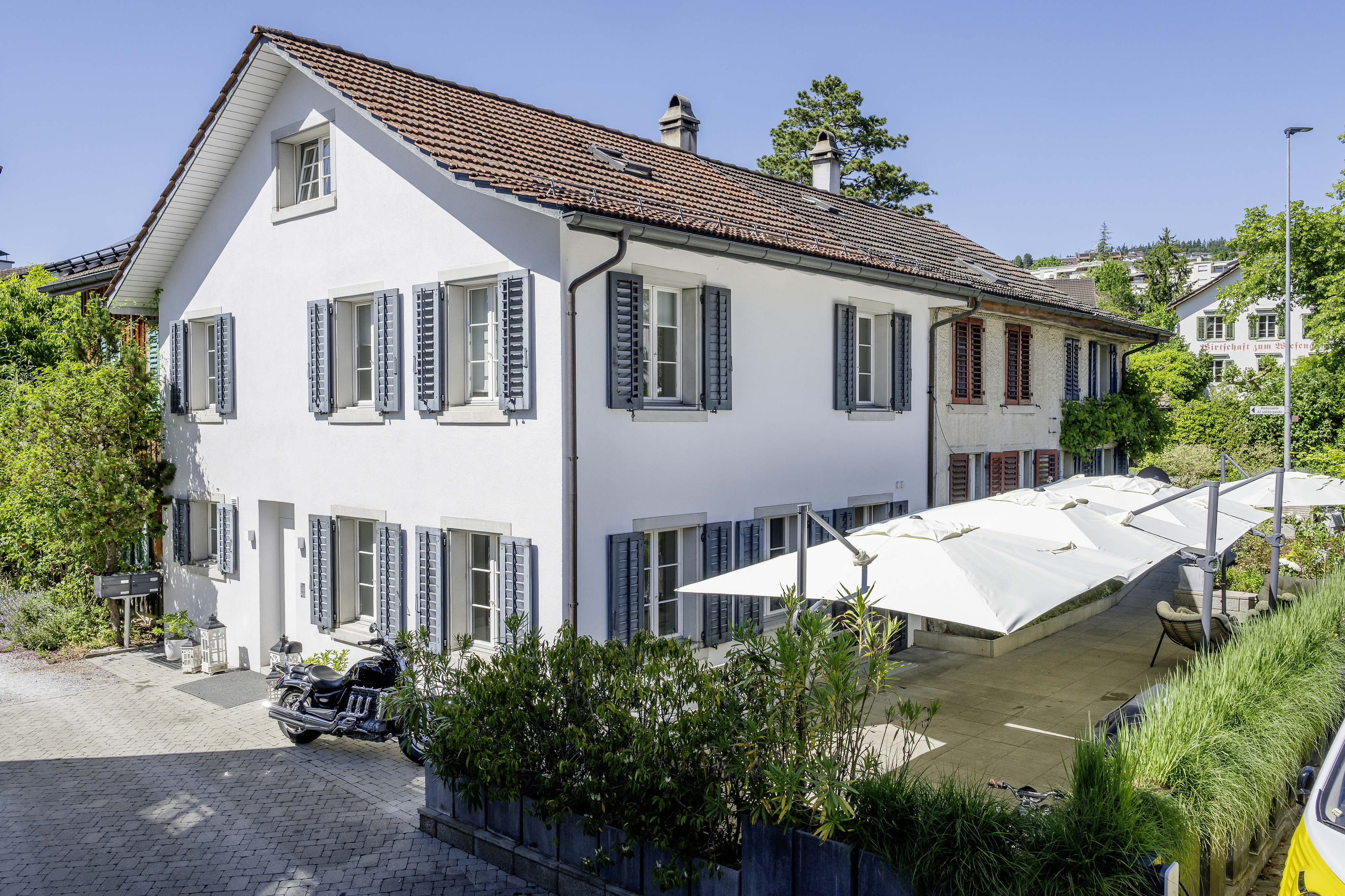 Historisches Wohnhaus mit Satteldach und Fensterläden