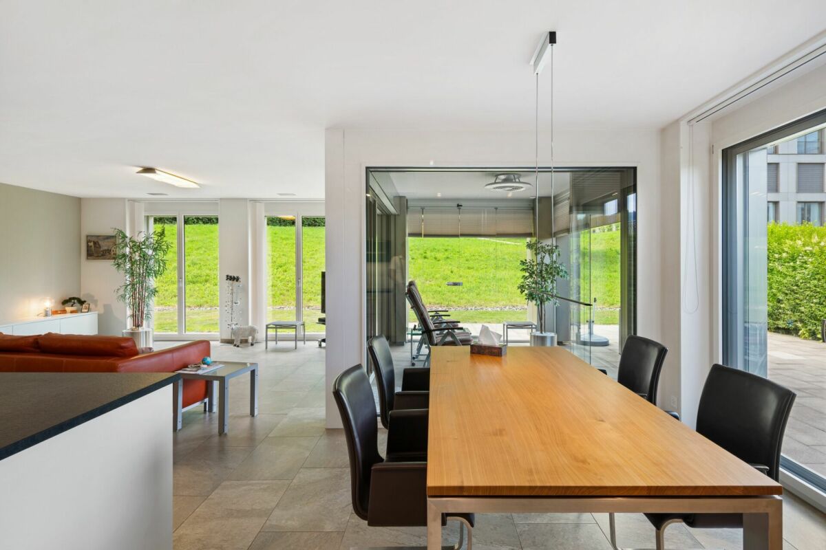 Offener Wohn- und Essbereich mit Gartenblick