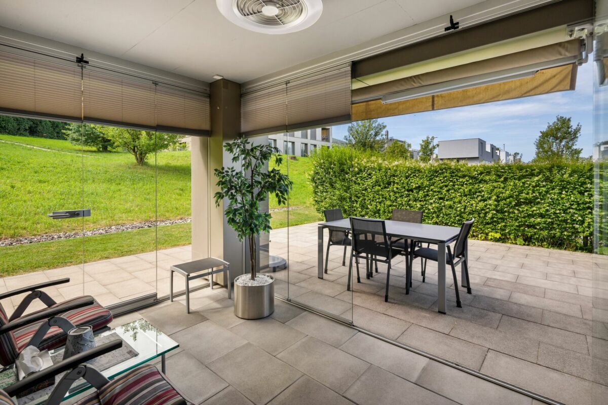Überdachte Terrasse mit Glaswänden