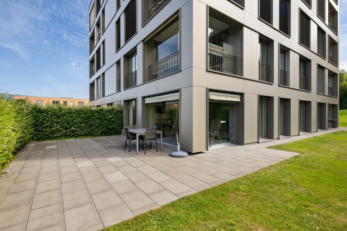 Moderne Außenansicht mit Terrasse