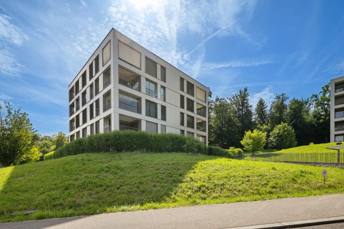 Modernes Mehrfamilienhaus im Grünen
