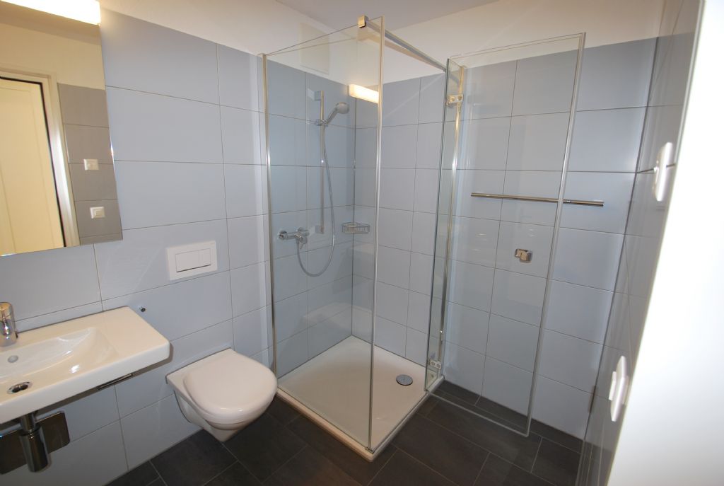 Modernes Badezimmer mit Dusche und WC