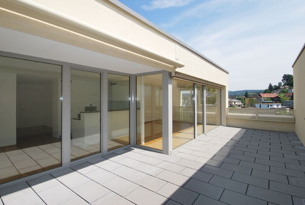 Dachterrasse mit großen Schiebetüren