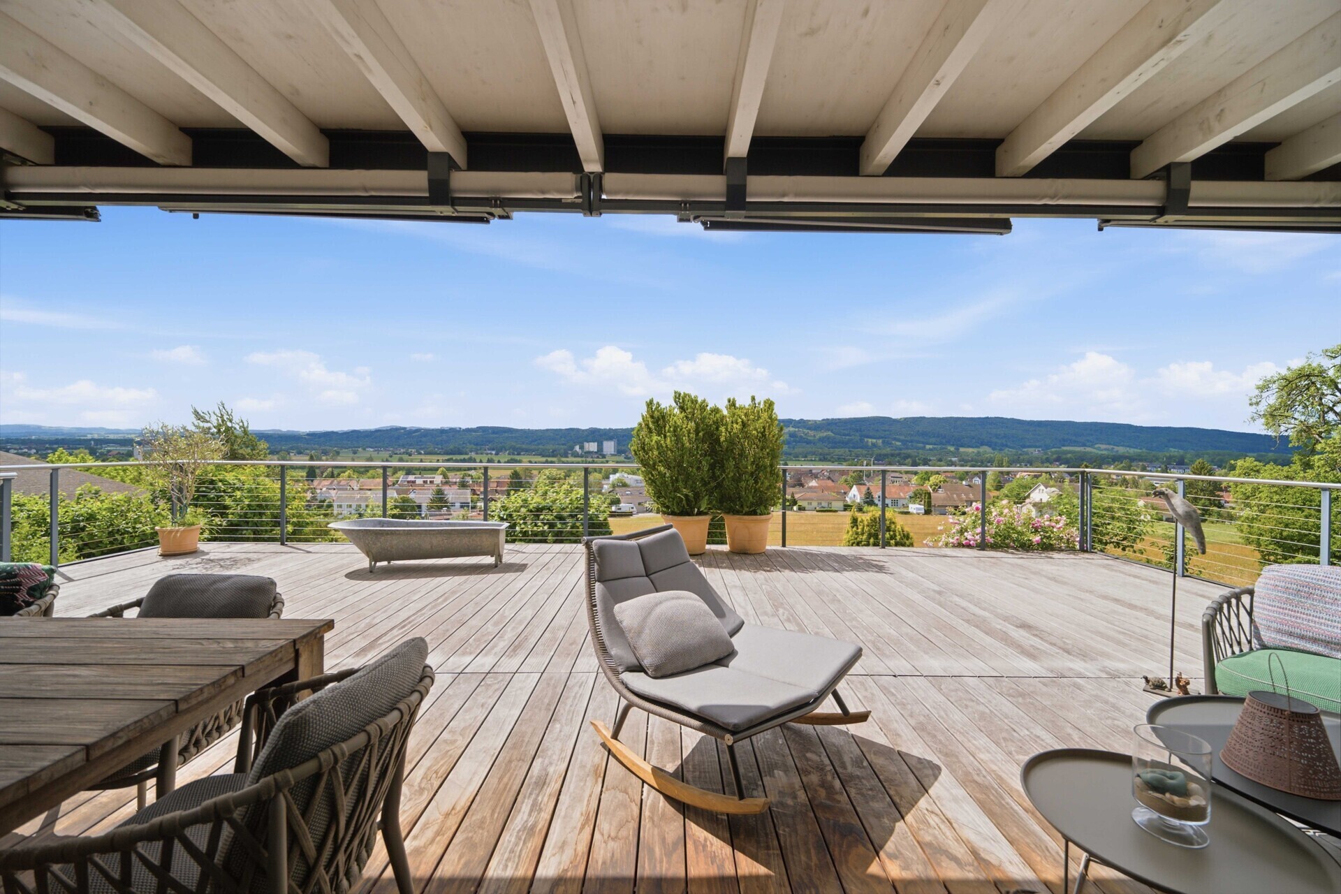 Großzügige Dachterrasse mit Panoramablick