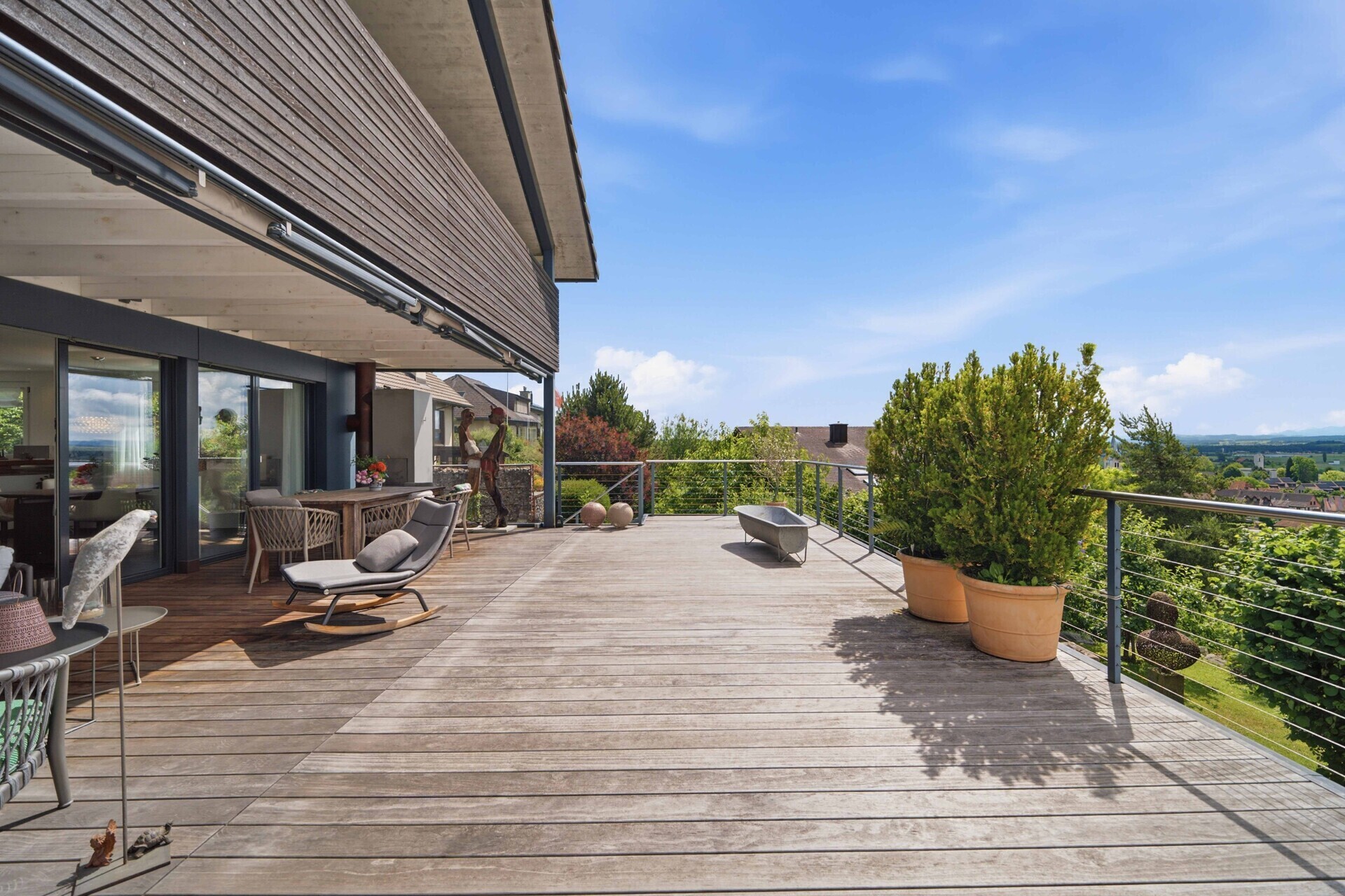 Große Dachterrasse mit Blick ins Grüne