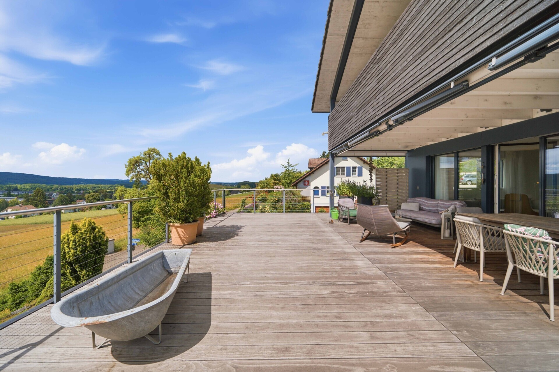 Großzügige Terrasse mit Panoramablick