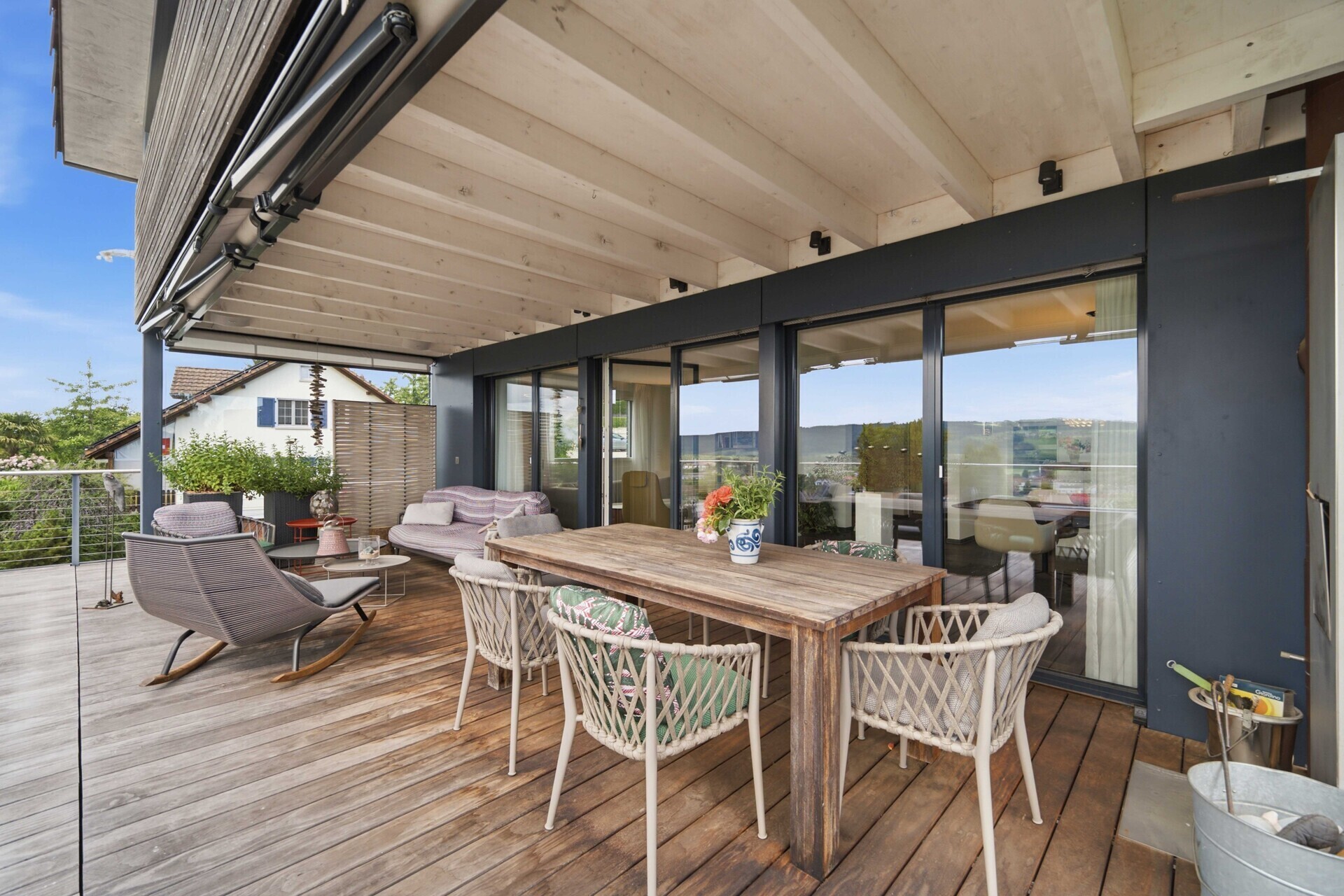 Überdachte Dachterrasse mit Sitzgruppe