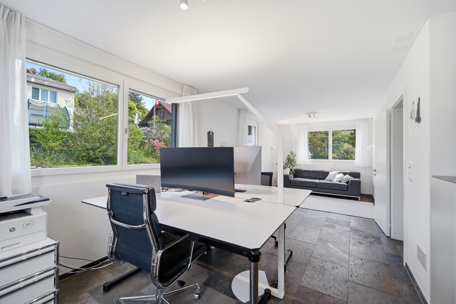 Modernes Homeoffice mit Blick ins Grüne