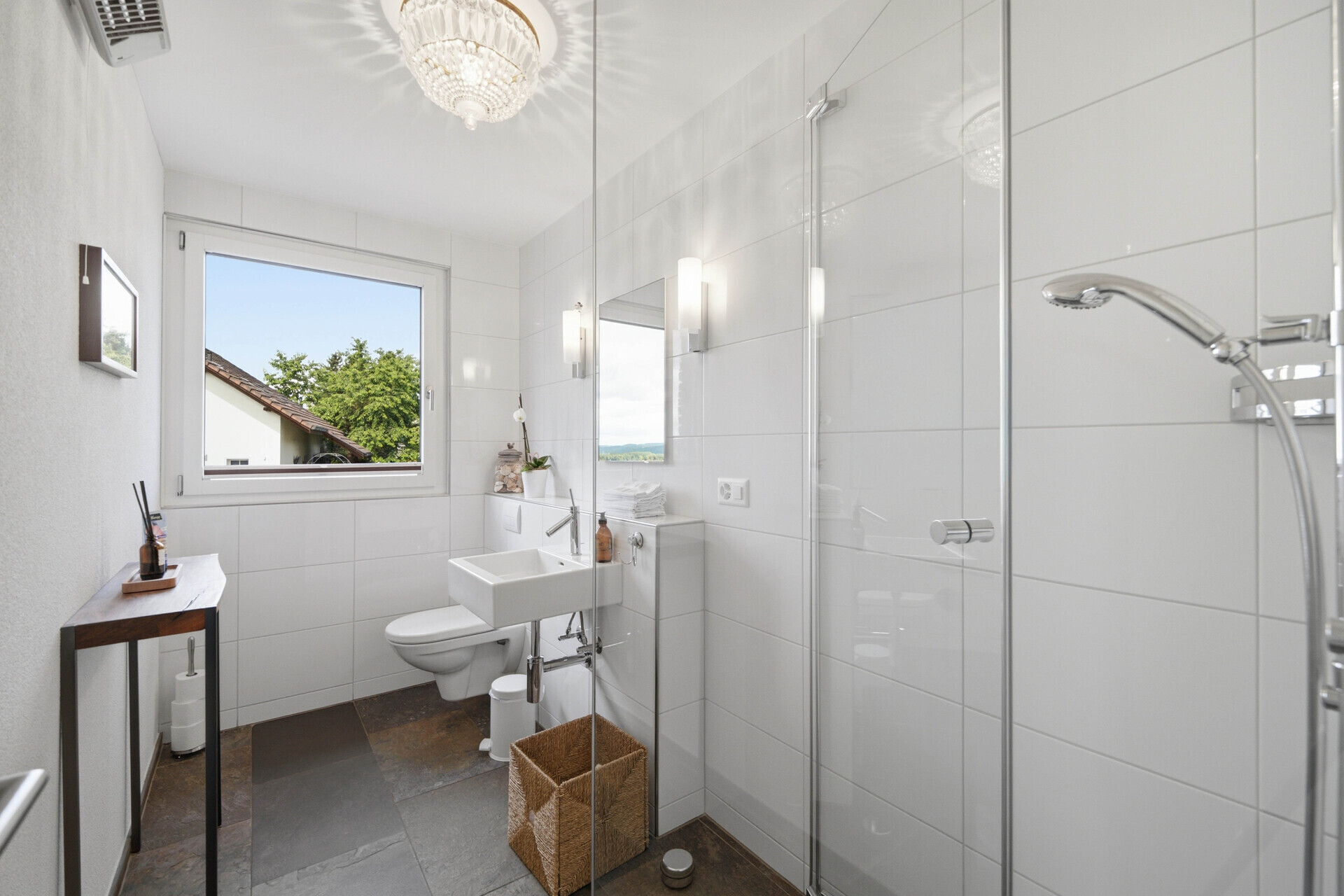 Modernes Bad mit Dusche und WC