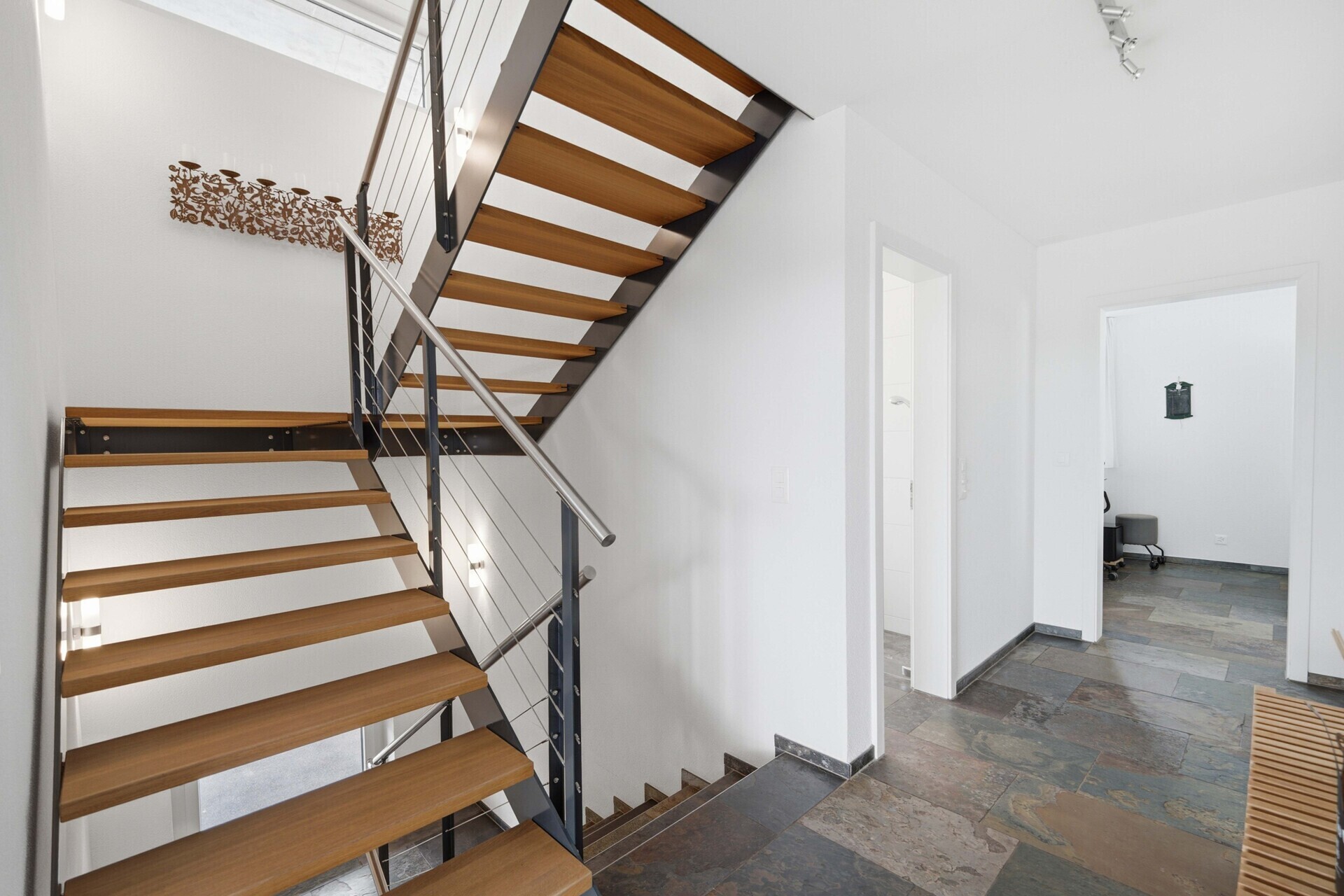 Modernes Treppenhaus mit Natursteinboden