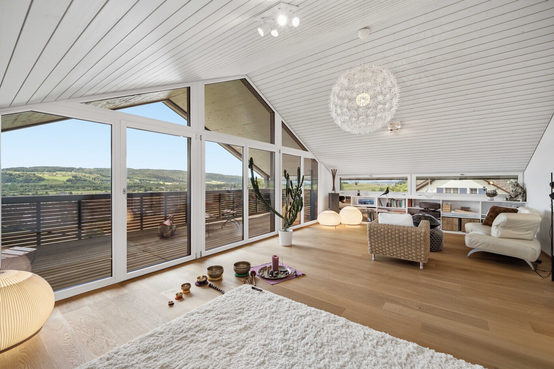 Heller Wohnraum mit Panoramablick