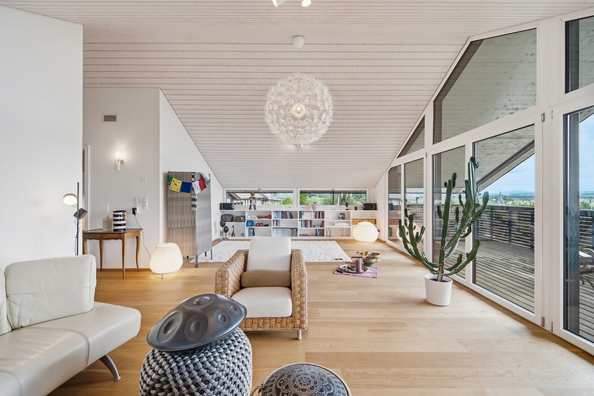 Helles Wohnzimmer mit Panoramafenstern