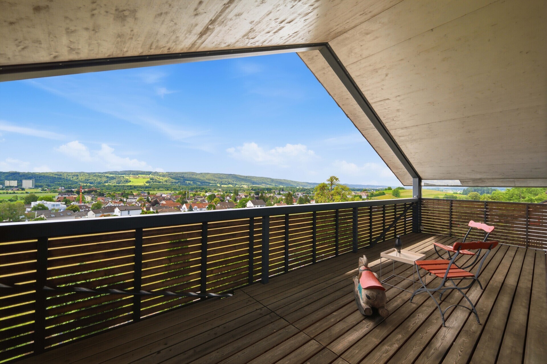 Überdachter Balkon mit Panoramablick