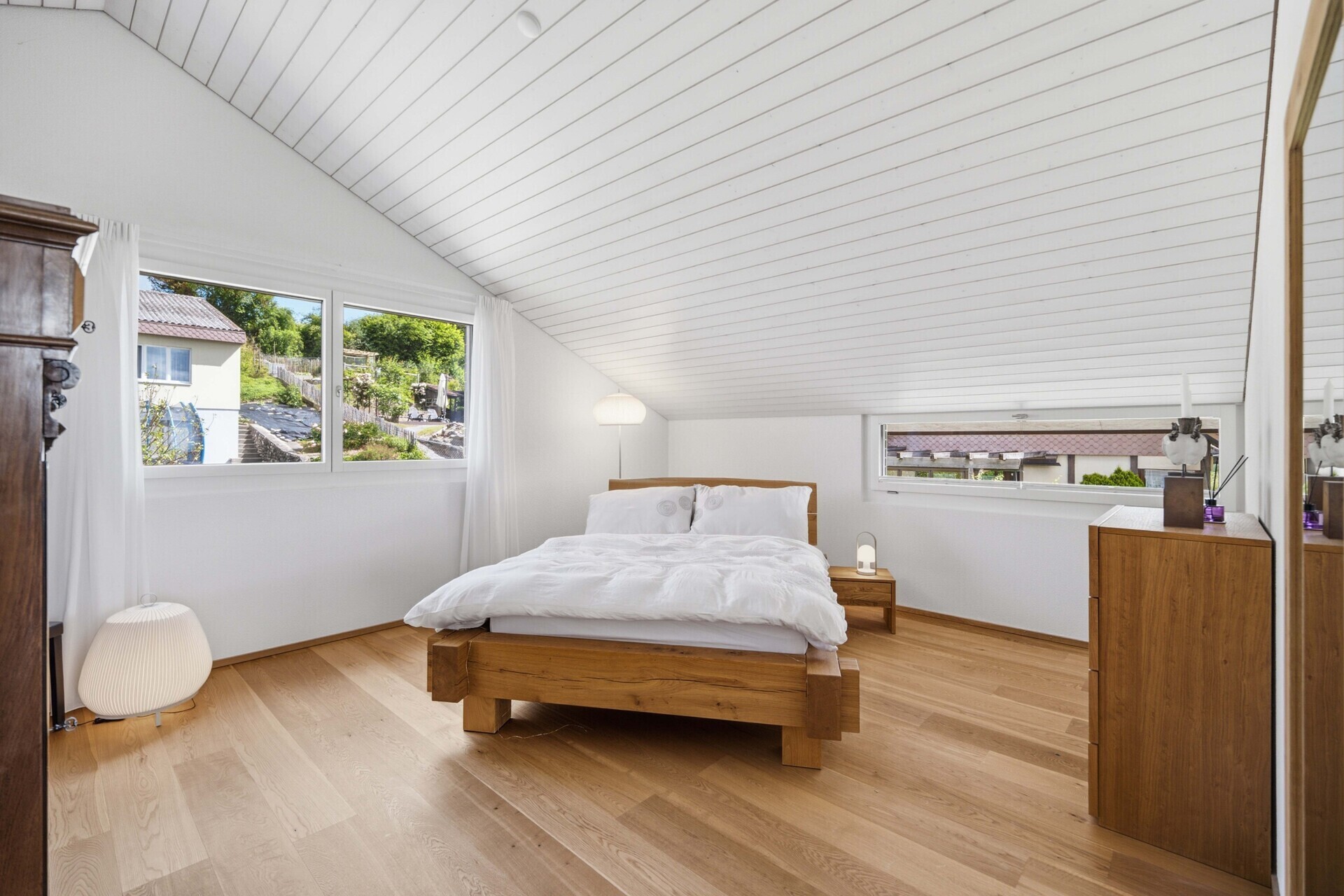 Helles Schlafzimmer mit Dachschräge