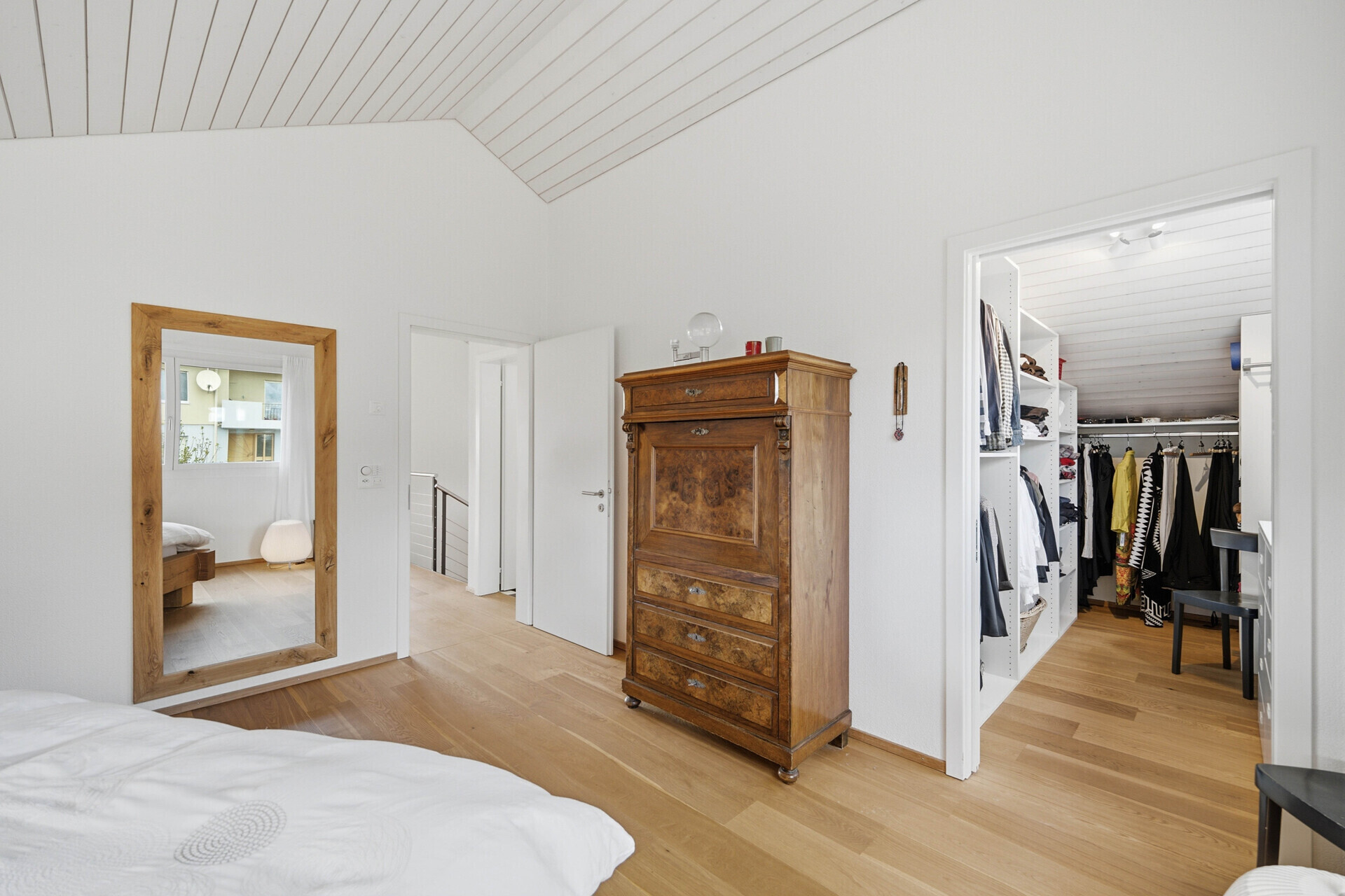 Helles Schlafzimmer mit Ankleide