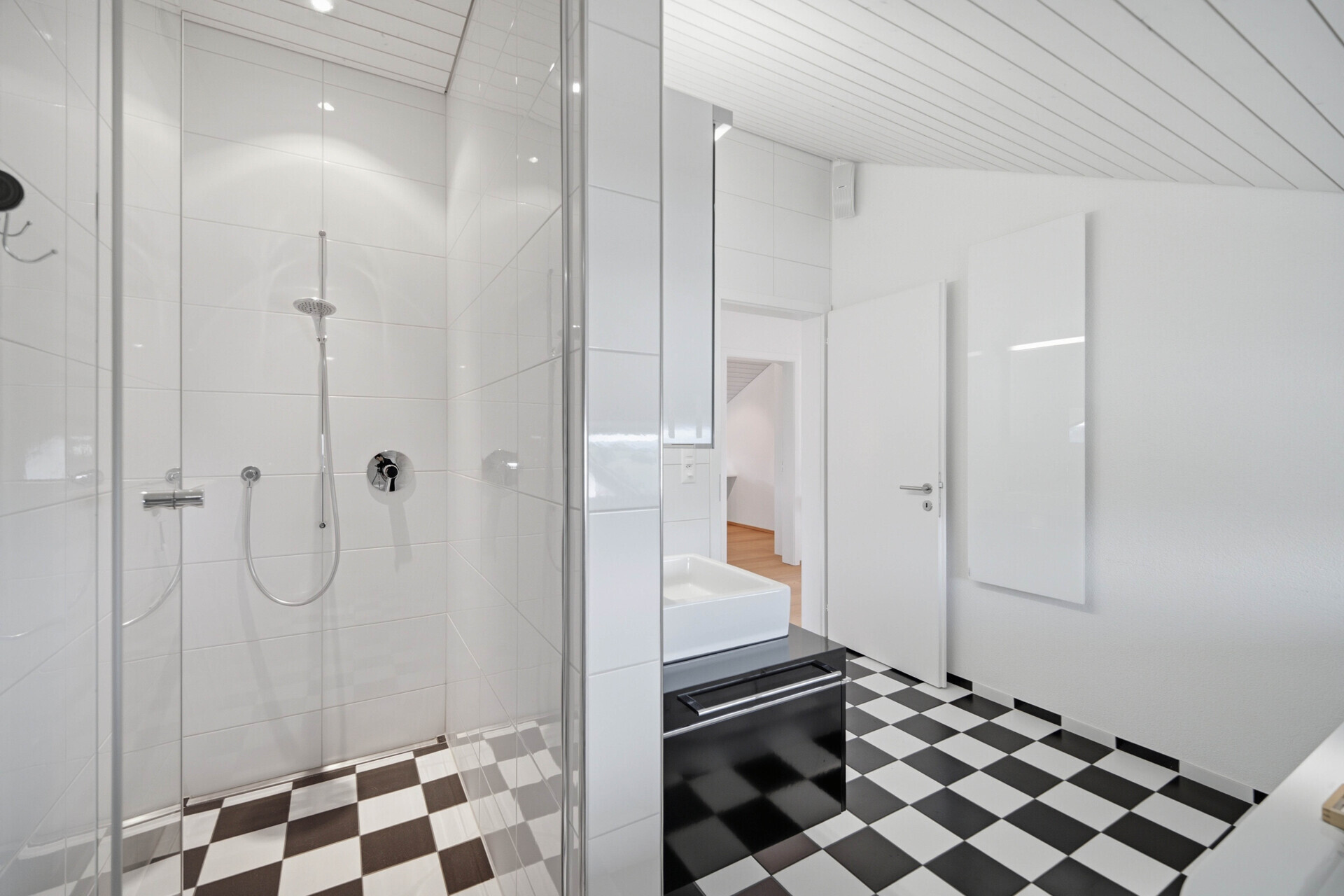 Modernes Badezimmer mit begehbarer Dusche und schwarz-weißem Schachbrettboden