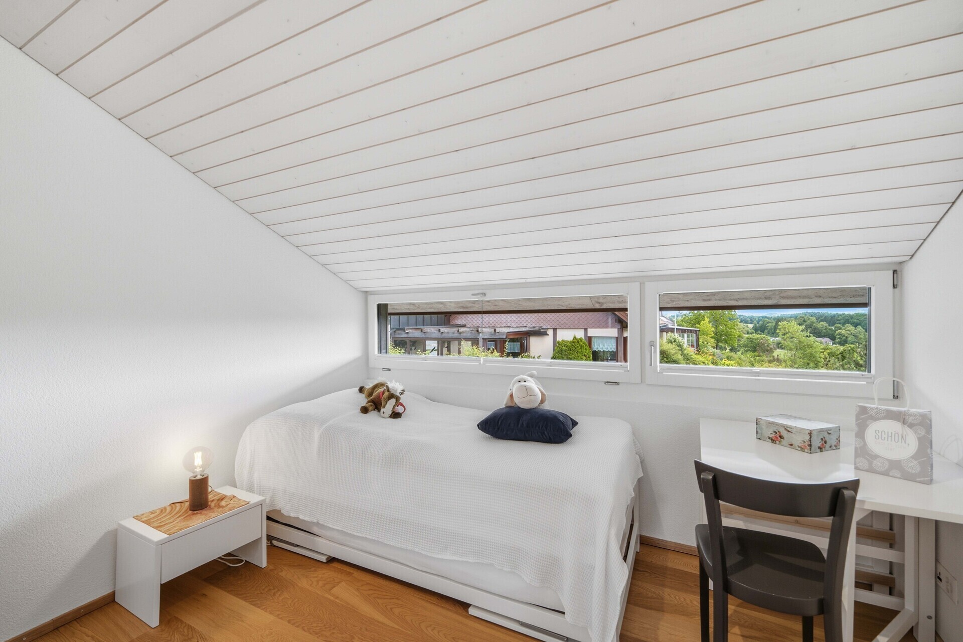 Kleines Schlafzimmer mit Dachschräge und Ausblick