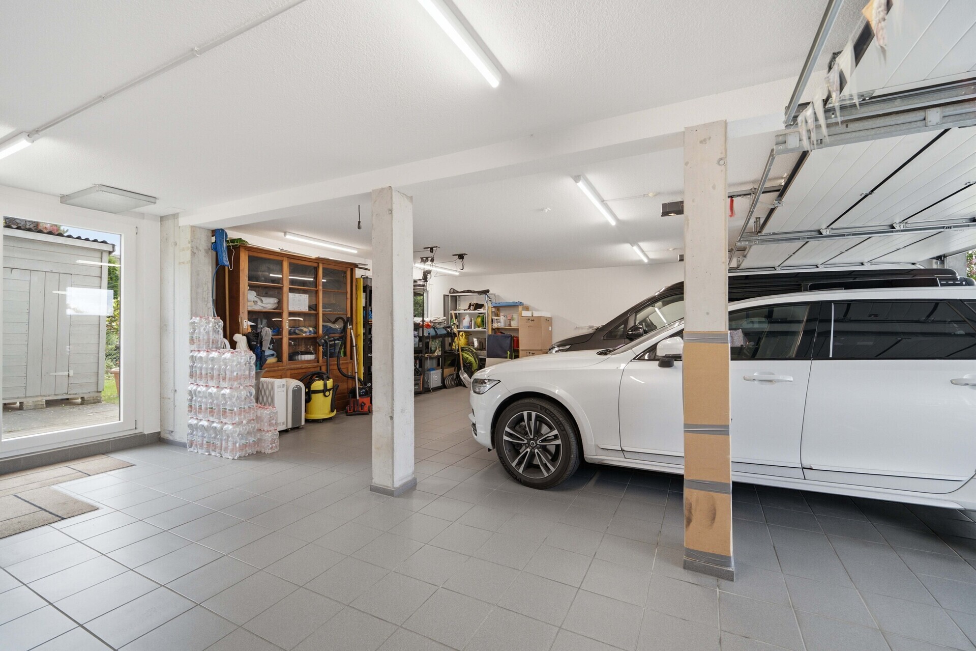 Große Garage mit Abstellbereich