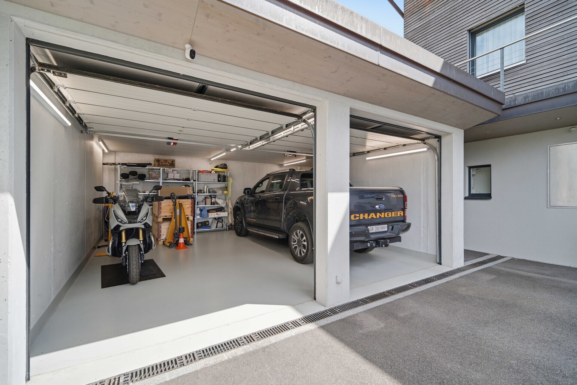 Moderne Doppelgarage mit Fahrzeugen
