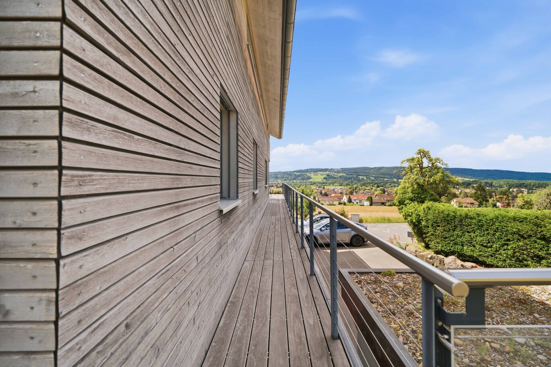 Balkon mit Holzdielen und Panoramablick